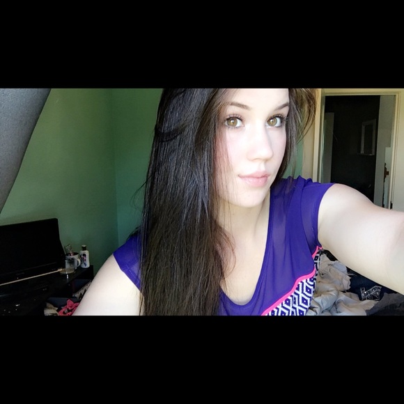 Profile Picture of Alexis Folk (@alexisfolk) on Poshmark