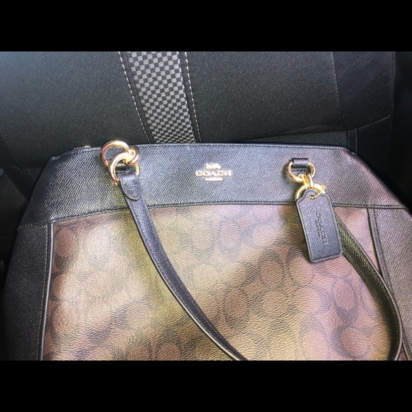 Profile Picture of Annet Annet (@annet0421) on Poshmark