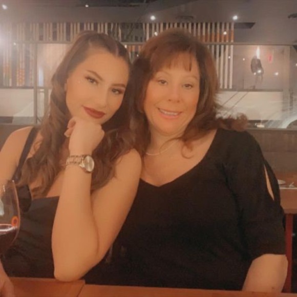 Profile Picture of Amanda Schmahl (@amandaschmahl2) on Poshmark