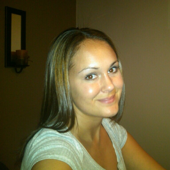 Profile Picture of Bonnie Martz (@bonnelane) on Poshmark