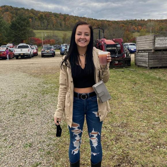 Profile Picture of Heather Mueller (@heathbarrrr16) on Poshmark