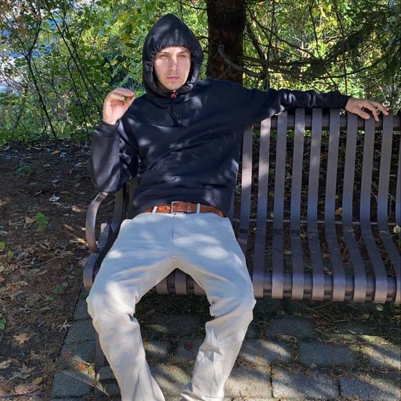 Profile Picture of Smith Evan (@floyddumont) on Poshmark