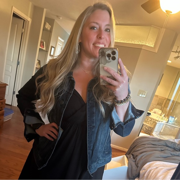 Profile Picture of Stefanie Adkins (@sadkins1700) on Poshmark