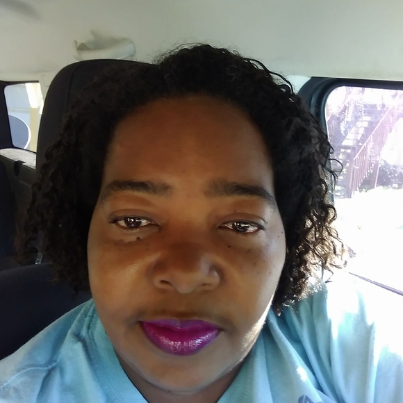 Profile Picture of Symanthia Moore (@manthia) on Poshmark