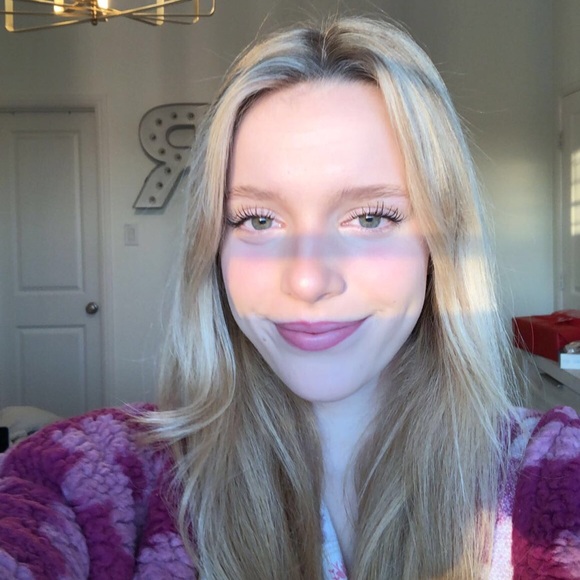 Profile Picture of Ruthie Pulliam (@ruthiepulliam) on Poshmark