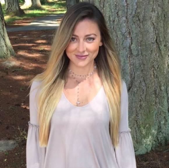 Profile Picture of Devin Mendoza (@devyloves) on Poshmark