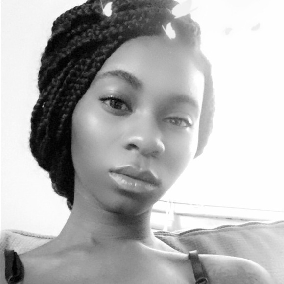 Profile Picture of Gladys Moore (@gigiajabad) on Poshmark