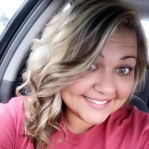 Profile Picture of Amber Quick (@aquick87) on Poshmark