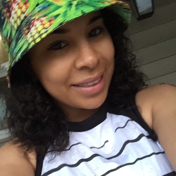 Profile Picture of Shaliyah Verdun (@sverdun94) on Poshmark