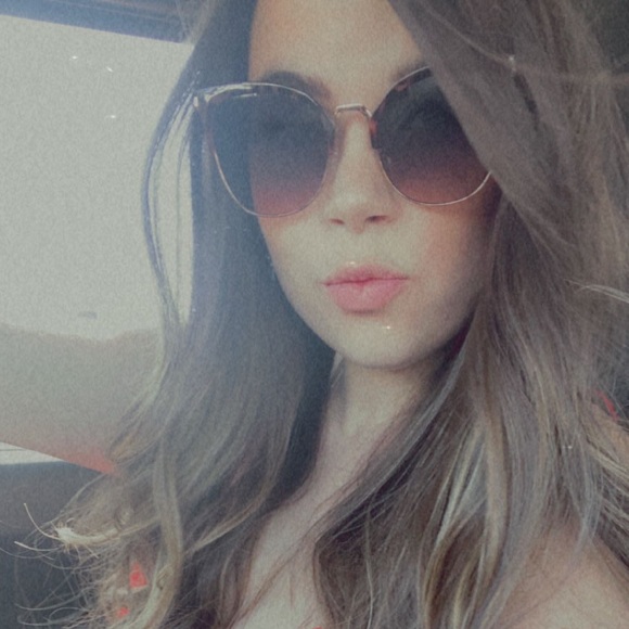 Profile Picture of Sydney Cranshaw (@sydneycranshaw) on Poshmark