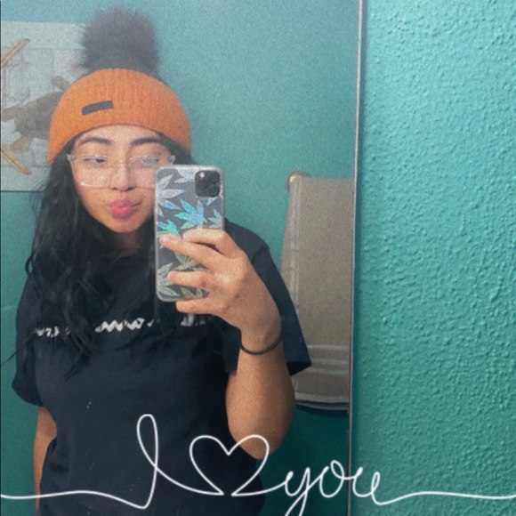 Profile Picture of Loraine Peña (@loraine_p) on Poshmark