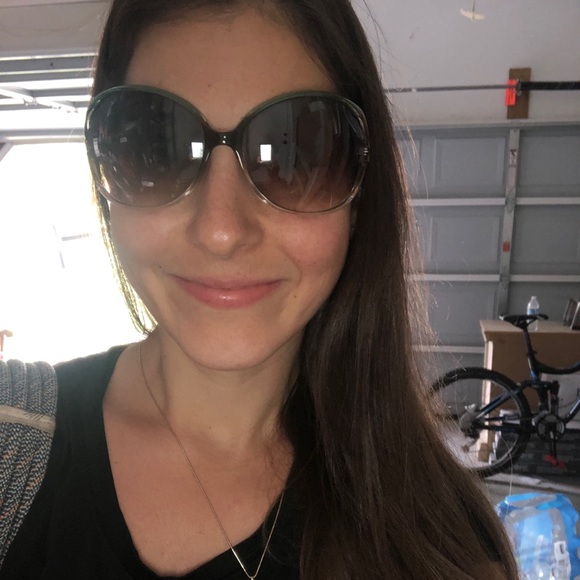 Profile Picture of Natasha Britos (@natasha_101) on Poshmark