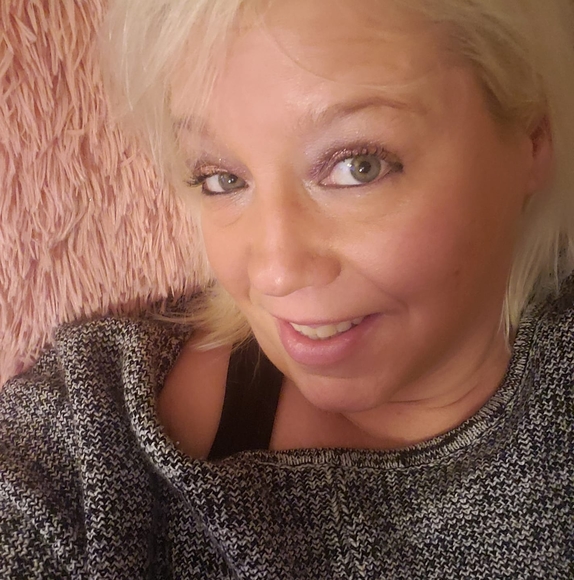 Profile Picture of Jennifer Feuston (@blondiejen73) on Poshmark