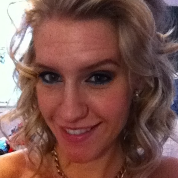 Profile Picture of Kelly Lakeman (@lellykakeman) on Poshmark