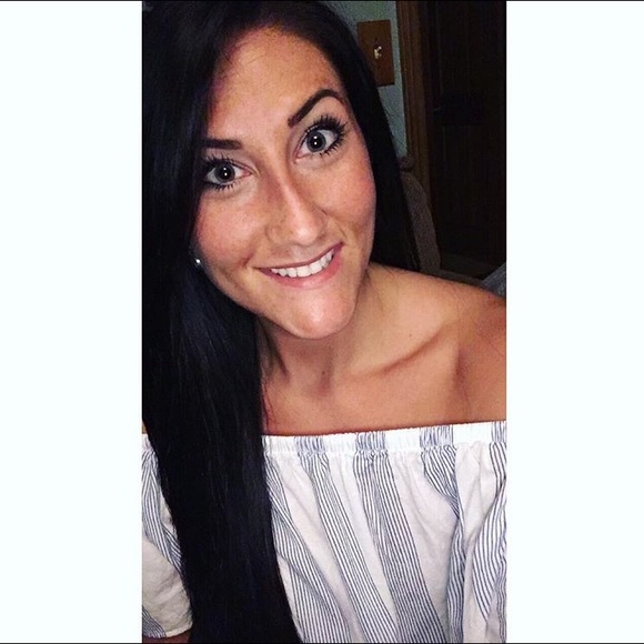 Profile Picture of Nicole Thody (@nthody) on Poshmark
