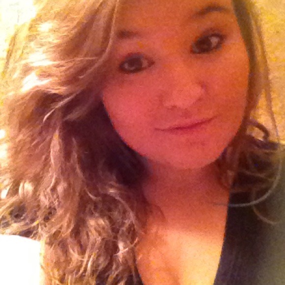 Profile Picture of Justine Sherman (@jay_girl19) on Poshmark