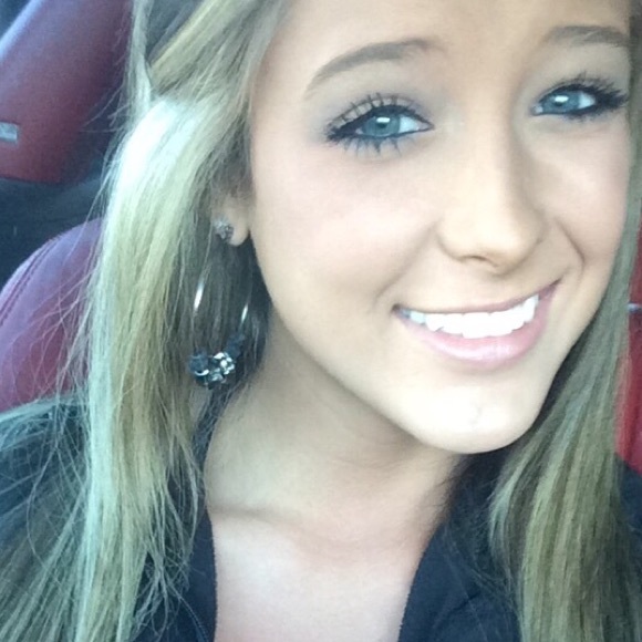 Profile Picture of Alana Looney (@alana_looney) on Poshmark
