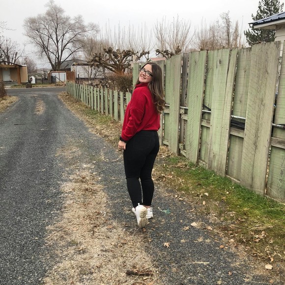 Profile Picture of Victoria Elliott (@victoriaa2003) on Poshmark