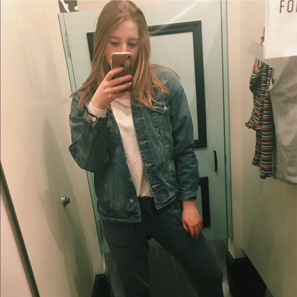 Profile Picture of Taylor Depolo (@taylord333) on Poshmark