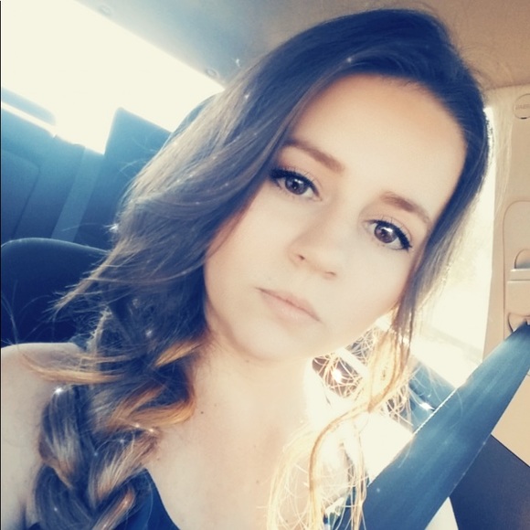 Profile Picture of Lea Martinez (@lea_martinez) on Poshmark