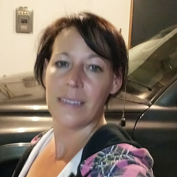 Profile Picture of Robin Glaza (@robinglaza) on Poshmark