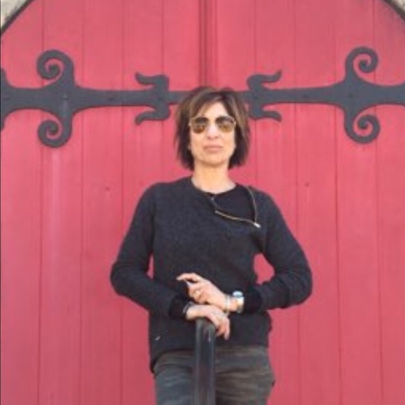 Profile Picture of Lindi Calegari (@lindiann422) on Poshmark