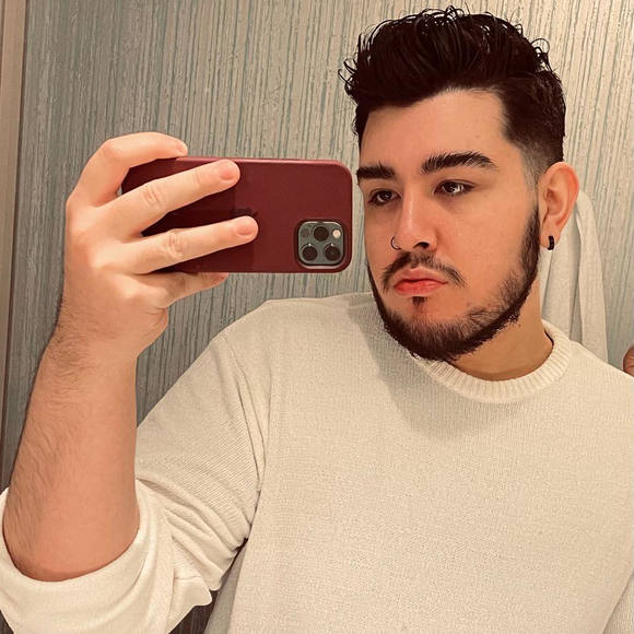 Profile Picture of Adrian Robles (@adrianlarob) on Poshmark