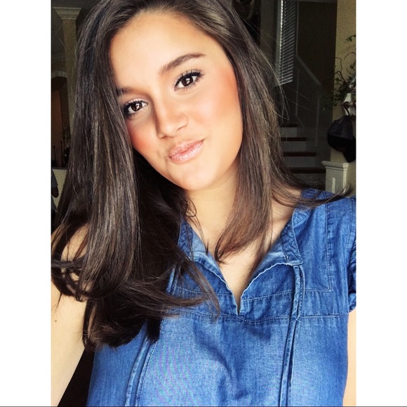 Profile Picture of Carly Knight (@carlyknight_) on Poshmark