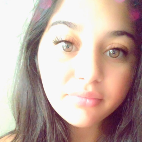 Profile Picture of Mariah Malara (@mariahmalara) on Poshmark