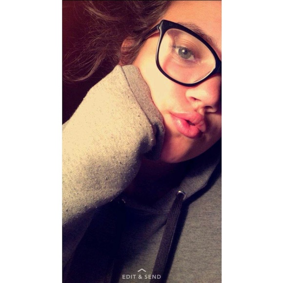 Profile Picture of Brianna Poole (@maleeuandme03) on Poshmark