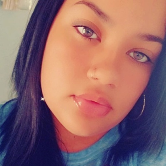 Profile Picture of Liinaa Teddi (@teddixo96) on Poshmark