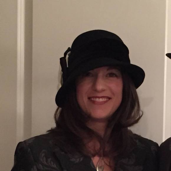 Profile Picture of Amanda Vannieuwenhoven (@amandavann) on Poshmark