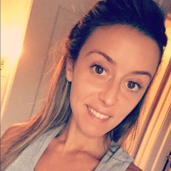 Profile Picture of Nicole Becht (@nicole_becht) on Poshmark