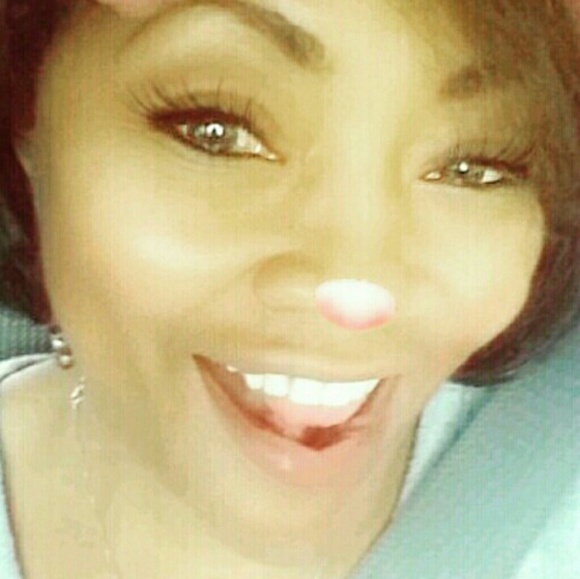 Profile Picture of Sharon Barron (@shannyb489) on Poshmark