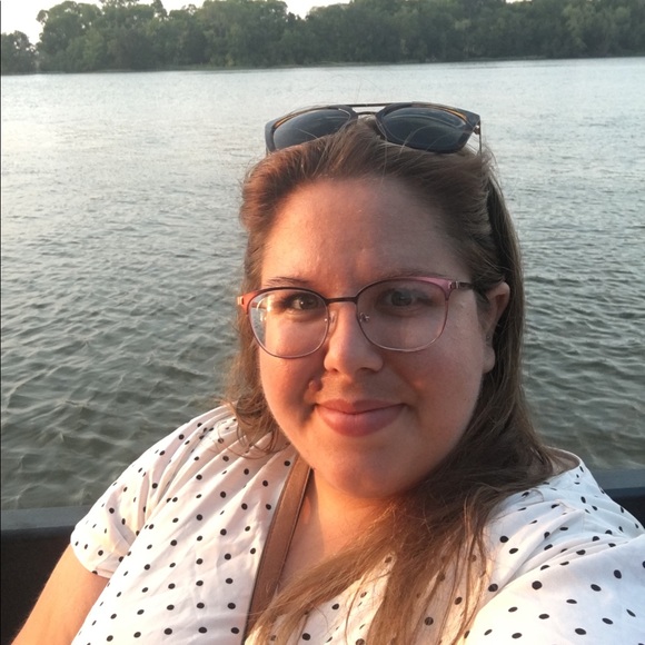 Profile Picture of Chelsea Freihaut (@cfreihaut) on Poshmark