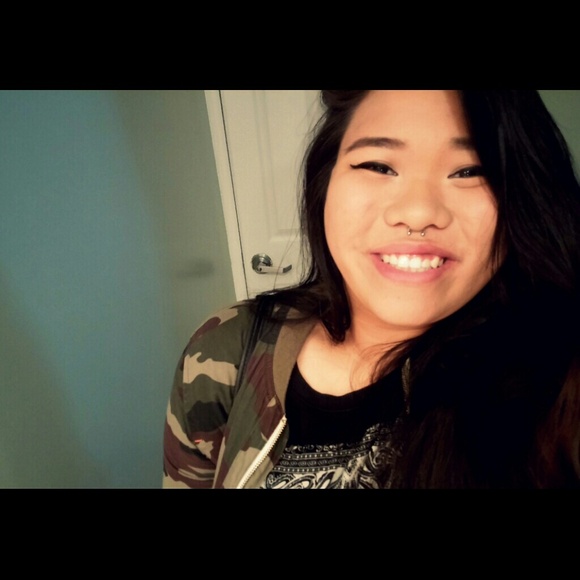 Profile Picture of Krystal Carlos (@krystaljeane) on Poshmark