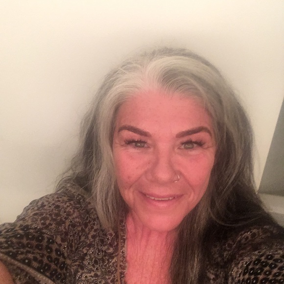 Profile Picture of Nardis Ivens (@nardisivens) on Poshmark