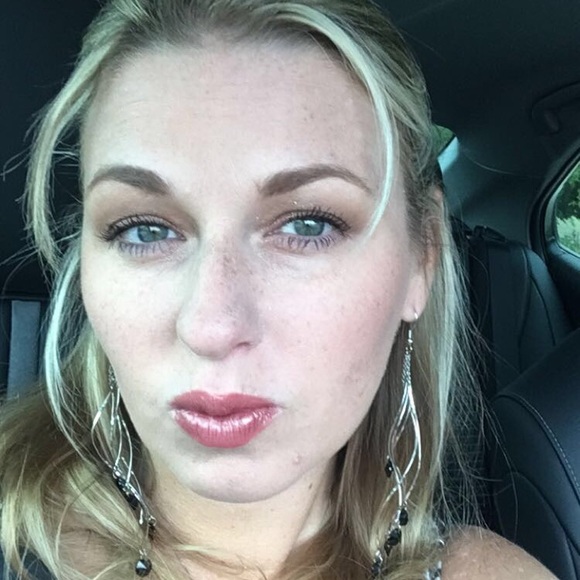 Profile Picture of Stephanie Pucciarello (@poochsteph) on Poshmark
