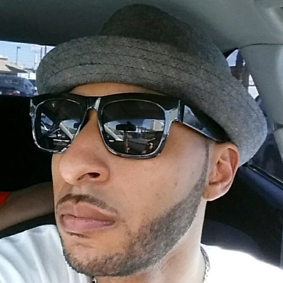 Profile Picture of Douglas Mitchell (@mitchakasicc) on Poshmark