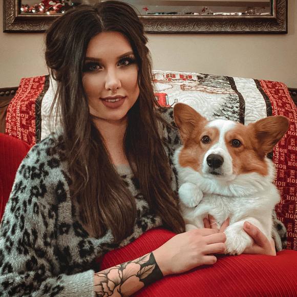 Profile Picture of Danielle Fennell (@daniellerayne) on Poshmark
