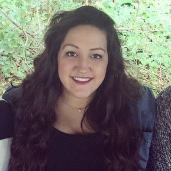 Profile Picture of Jenna Shea (@xoxjennaleigh) on Poshmark