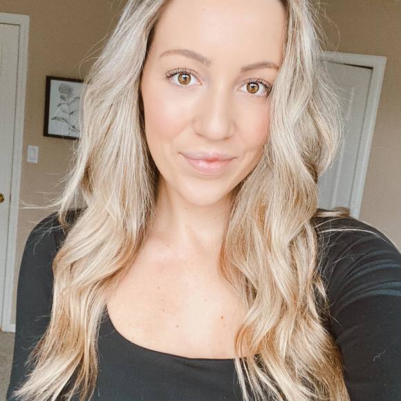 Profile Picture of Katie Billows (@katiecakess13) on Poshmark