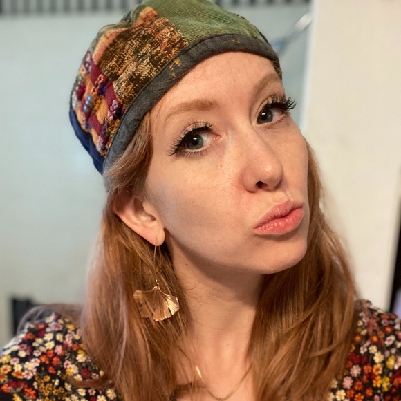 Profile Picture of Roxy Capulet (@roxycapulet) on Poshmark