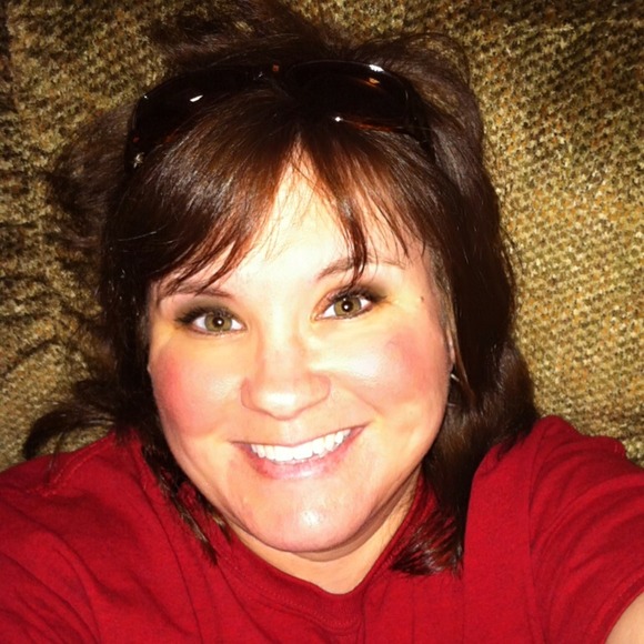 Profile Picture of Robin Gower (@robin396) on Poshmark