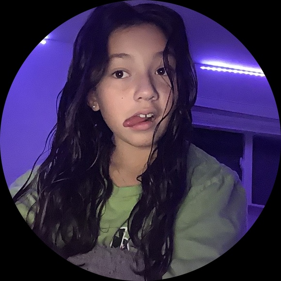 Profile Picture of Evelyn Corradi (@evelyncorradi) on Poshmark