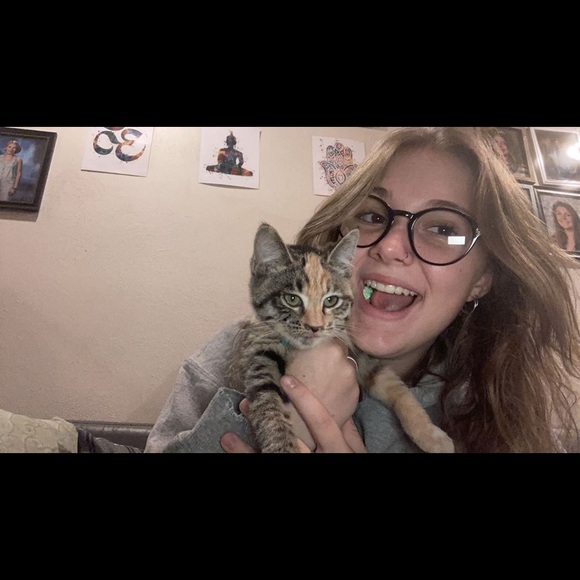 Profile Picture of Jordyn Beckrich (@jordyn_beckrich) on Poshmark