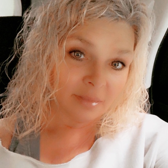 Profile Picture of Kelli Webb (@kellistiltner) on Poshmark