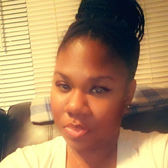 Profile Picture of Brettnie Redmond (@brettnie1234) on Poshmark