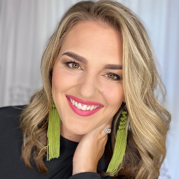 Profile Picture of Johnette Johnson (@johnettejohnson) on Poshmark