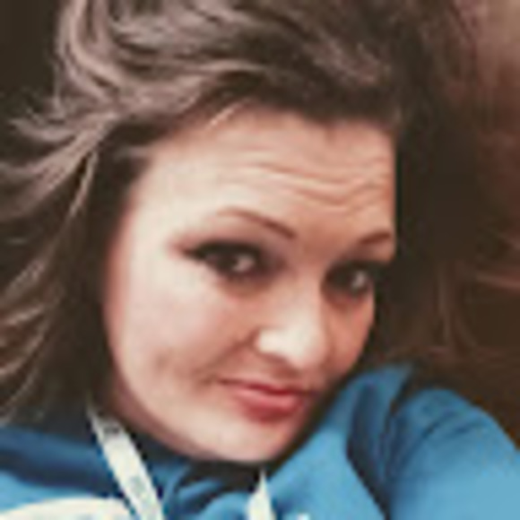 Profile Picture of Julia Bowman (@bowmanjulia80) on Poshmark